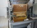 Die Ernte und Verarbeitung von Honig erfordert technische Ausstattung, die auf die Größe der Imkerei abgestimmt werden muss. Entdeckelungsmaschinen sind erst in größeren Betrieben sinnvoll.