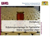 Ein Honigglas mit dunklem Honig steht auf vielen anderen Honiggläsern, Titelbild der einer Schulungsunterlage für Fachwartinnen