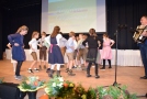 Kindergruppe mit Musik und Tanz, Moos
