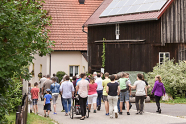 Kommission und Bürger bei der Ortsbegehung in Heßlach.
