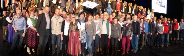 Die 90-köpfige Delegation der Gemeinde Geldersheim präsentiert sich auf der Bühne des Bundesentscheides auf der Grünen Woche in Berlin.