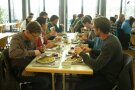 Studierenden sitzen in der Mensa beim Essen