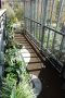 Die Blumenkästen im 1. Stock werden bepflanzt