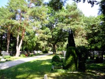 Blick über die Gräber an einer Allee im neuen Friedhof Schrobenhausen