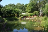 Teich mit Sitzgruppe in Bärbels Garten