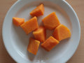 Orangefarbener Süßkartoffelstücke auf dem Teller für die Verkostung