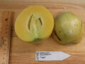 Aufgeschnittene Melonen auf dem Tisch davor Etikettenschild und Lineal