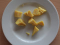 Süßkartoffeln in Würfel geschnitten auf dem Teller für die Verkostung