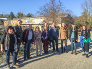Gruppenbild der Mitglieder der neuen Arbeitsgruppe vor einem Gewächshaus des Zierpflanzenbaus in Veitshöchheim.