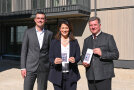 Florian Hoffmann, 1. Bürgermeister von Utting am Ammersee, Forstministerin Michaela Kaniber und Bauminister Christian Bernreiter