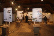 Ausstellung mit mehreren aufgestellten Postern