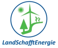 Das Logo von LandSchafftEnergie besteht aus einem blauen Kreis in dem die Piktogramme von Sonne, Windrad, Fluss, Baum und Getreide in grün dargestellt sind. Darunter steht der Schriftzug "LandSchafftEnergie".