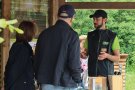 Ein Mitarbeiter der LWF im Gespräch mit zwei Besuchern der Landesgartenschau.