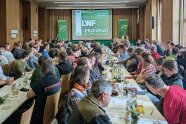 Ein Saal mit vielen Besuchern, die einem Vortrag der LWF lauschen.