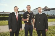 Gruppenfoto mit dem Preisträger und Gratulanten