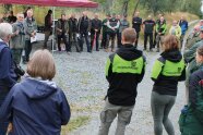 Menschengruppe im Wald