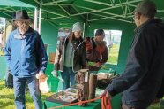 Mitarbeiter der LWF steht an einem Info-Stand und unterhält sich mit Besuchern.