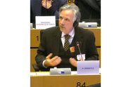 Dr. Peter Pröbstle gestikuliert während einer Rede in einem Plenum.