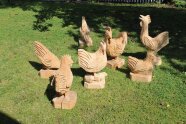 Hennen und Hähne in Lebensgröße aus Holz
