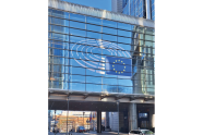 Glasgebäude mit einer Europa-Flagge.