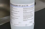 Flasche mit dem Etikett: Ameisensäure 60% ad us. vet.