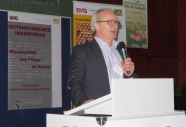Dr. Stefan Berg bei einem Vortrag hinter einem Rednerpult