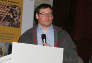 Josef Muhr, Bio-Imker und Wachsverarbeiter, bei einem Vortrag mit Mikrofon in der Hand