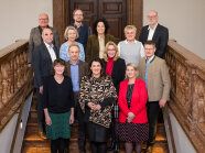 Die Jury der Genussorte 2024 steht auf einer Treppe