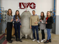 Gruppenbild in der LWG mit den Kandidatinnen für die Wahl der Fränkischen Weinkönigin