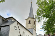 Eine Kirche mit Bäumen.