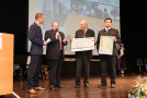 Zwei Vertreter aus Lam nehmen den Sonderpreis auf der Bühne von Präsident Gerhard Zäh entgegen