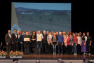 Gruppenbild der Bronzegewinner aus Großbardorf auf der Bühne mit Staatsministerin Michaela Kaniber