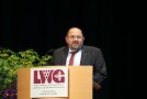 Präsident des VGL Bayern, Gerhard Zäh zum Grußwort auf der Bühne