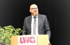 3. Bürgermeister Steffen Mucha beglückwünscht die Absolventen