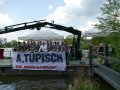 Gruppenfoto der Klasse mit Semesterleiter auf Boot