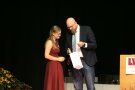 3. Bürgermeister der Gemeinde Veitshöchheim mit Absolventin auf der Bühne