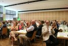 Gäste sitzen im Saal der Mainfrankensäle