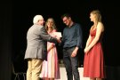 1. Vorsitzender des VEV Reimund Stumpf überreicht den Sozialpreis