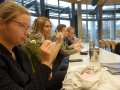 Studierende probieren Wein