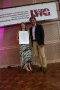 Beste Winzermeisterin Lena Schmidt mit Urkunde und Peter Schwappach