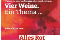 Rote Postkarte zum Weinprojekt "Vier Weine. Ein Thema..."