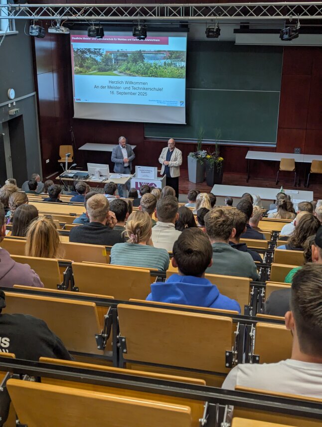 Dr. Mend und R. Berger begrüßen die neuen Studierenden in der Aula