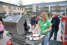 Eine Studierende grillt 