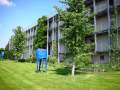 Wohnheim mit Garten und Skulptur