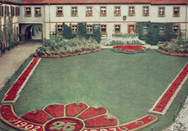 Innenhof der schule auf dem Gelände des Hofgartens zum 25-jährigen Jubiläum 1927.