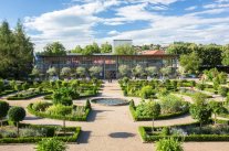 Blick über Parterre auf die Orangerie des Hofgartens