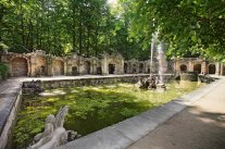 Grotte mit Wasserbecken und Fontaine