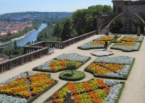 Blick über die Terrasse des Fürstengartens auf das Maintal