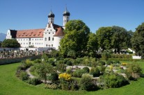 Bodenlabyrinth mit Quellstein im Meditationsgarten