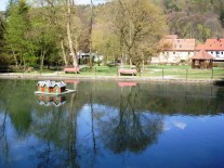 Blick auf Teich und Pavillon im Kurpark